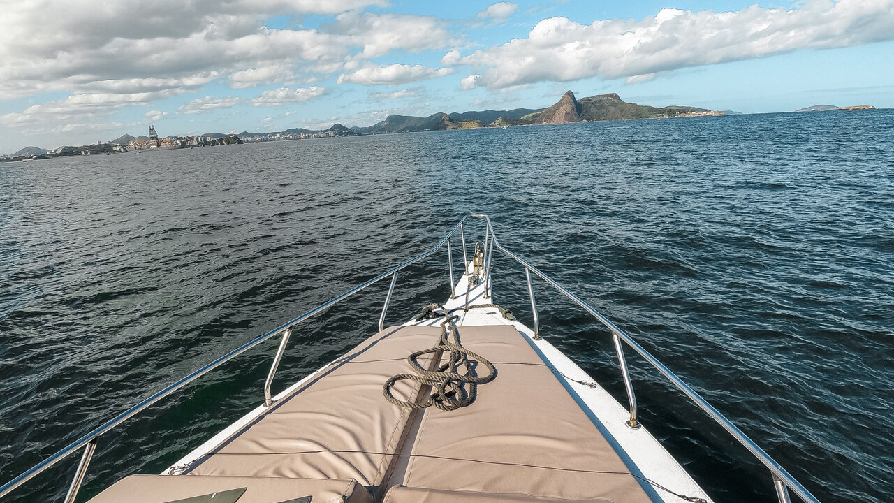 Vista panorâmica da Baía de Guanabara com Pão de Açúcar e Cristo Redentor ao fundo vistos de uma lancha