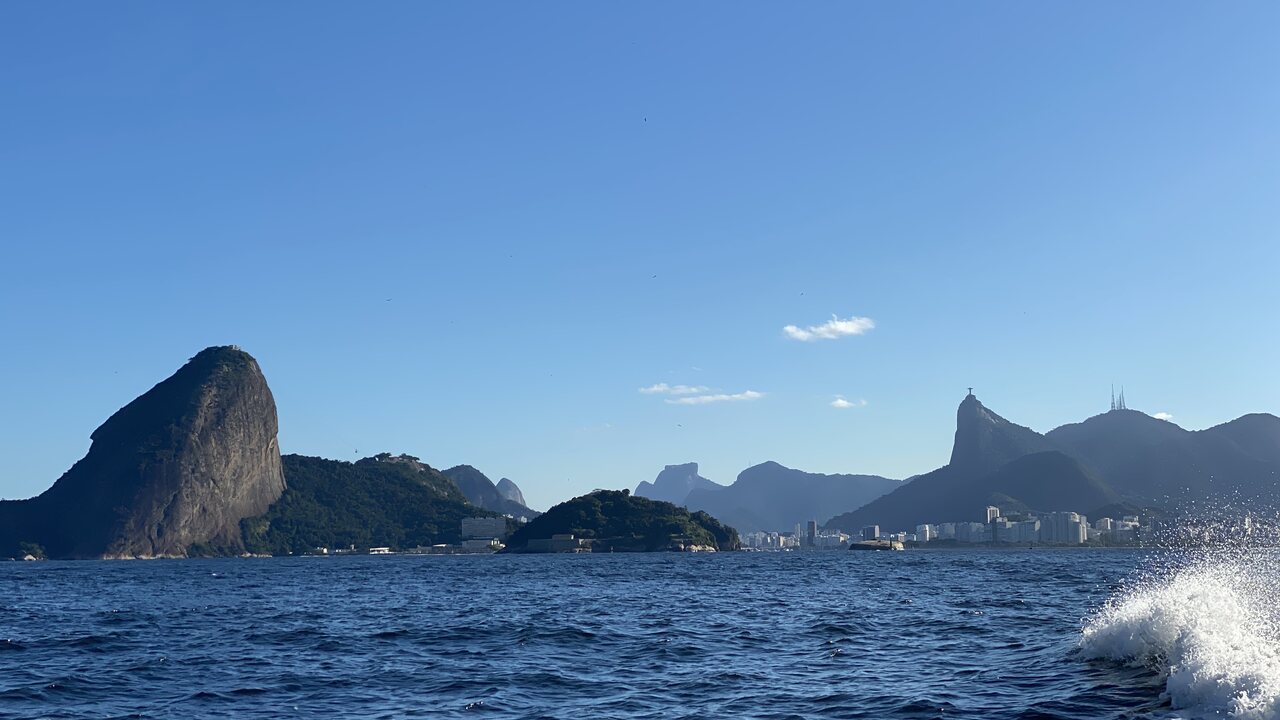Pôr do sol visto da lancha no Rio de Janeiro