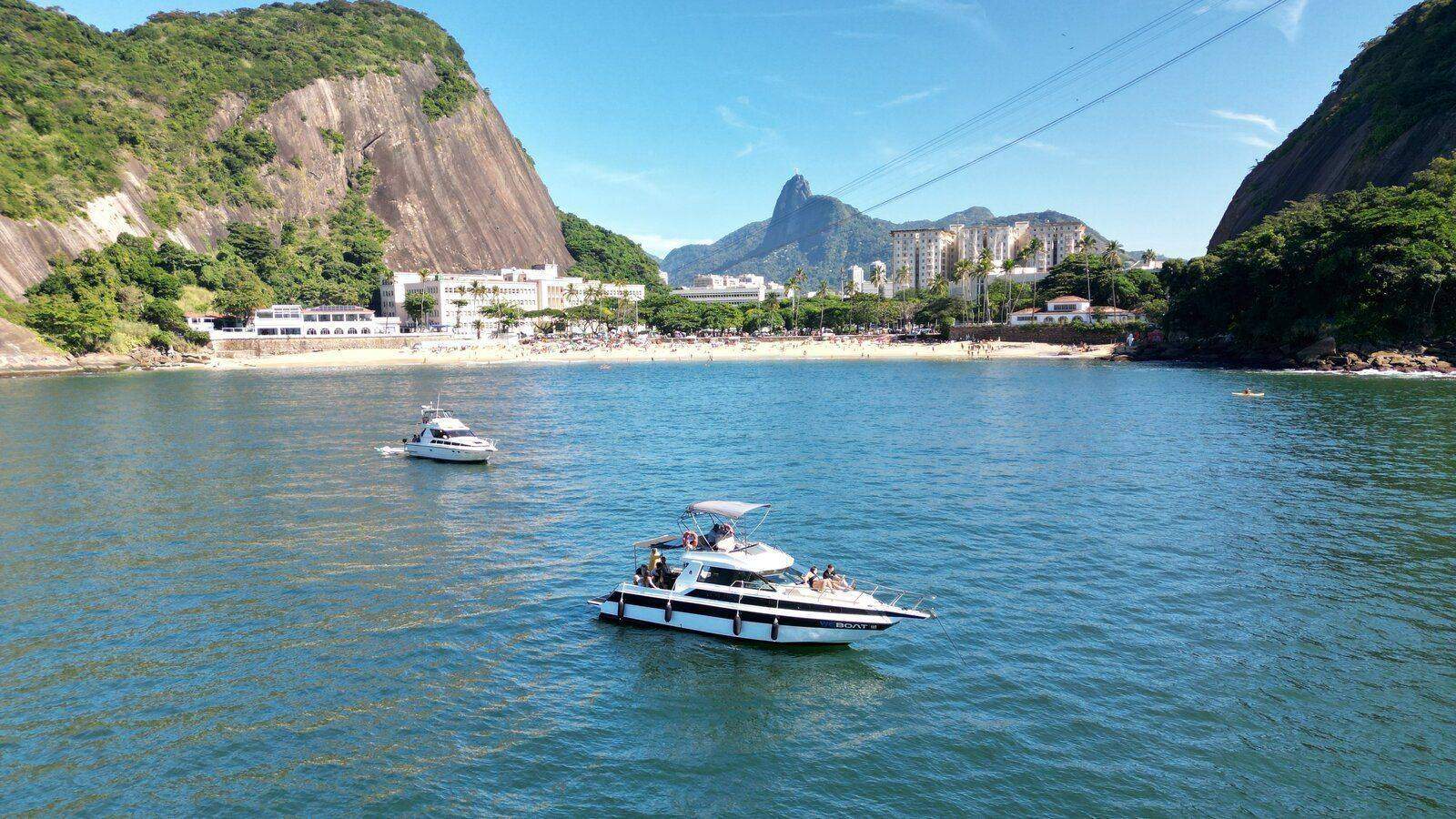 Mesa de queijos e vinhos montada a bordo de lancha na Baía de Guanabara ao pôr do sol
