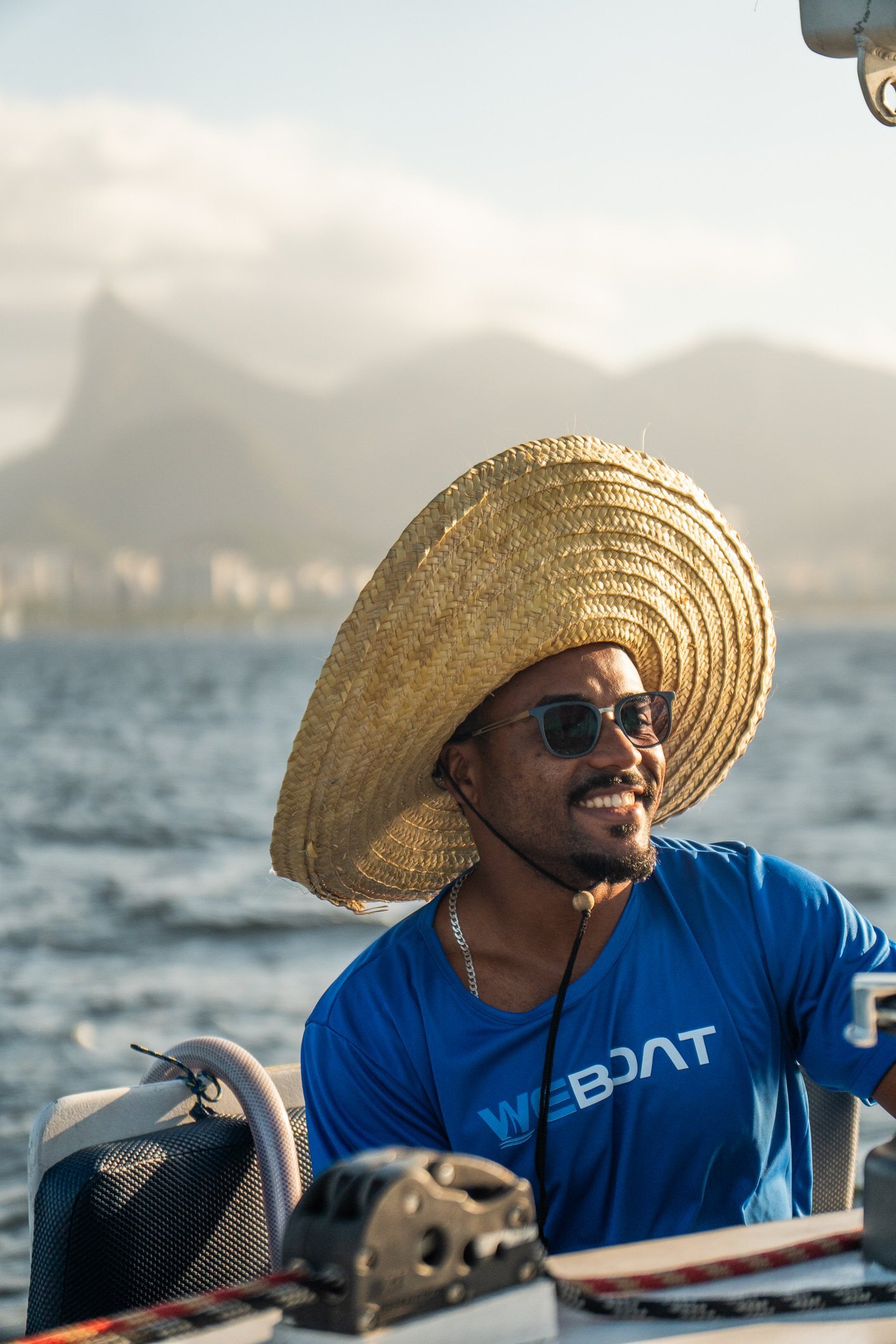 Marinheiro da WeBoat com camisa da empresa