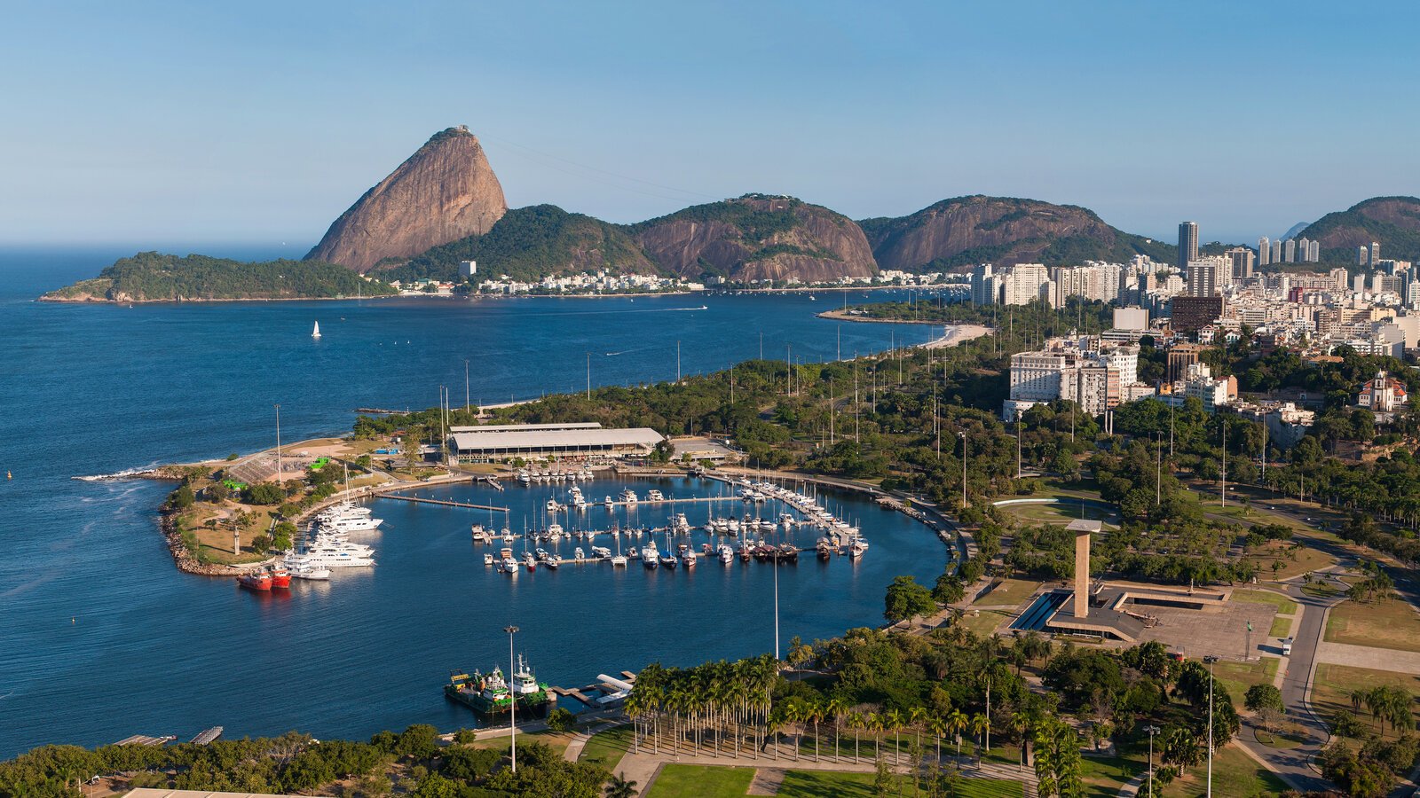 Vista aérea da Marina da Glória com Pão de Açúcar ao fundo - sede da WeBoat Brasil