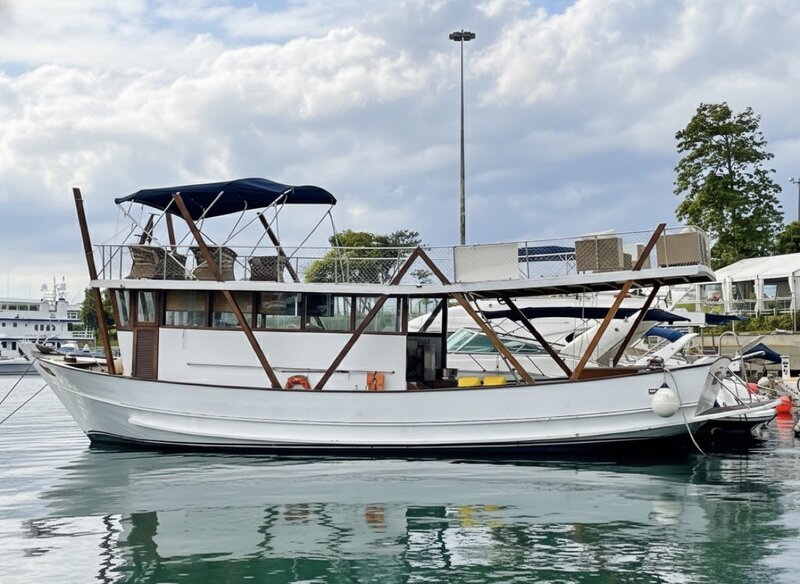 Barco Gourmet 53 - Vista principal