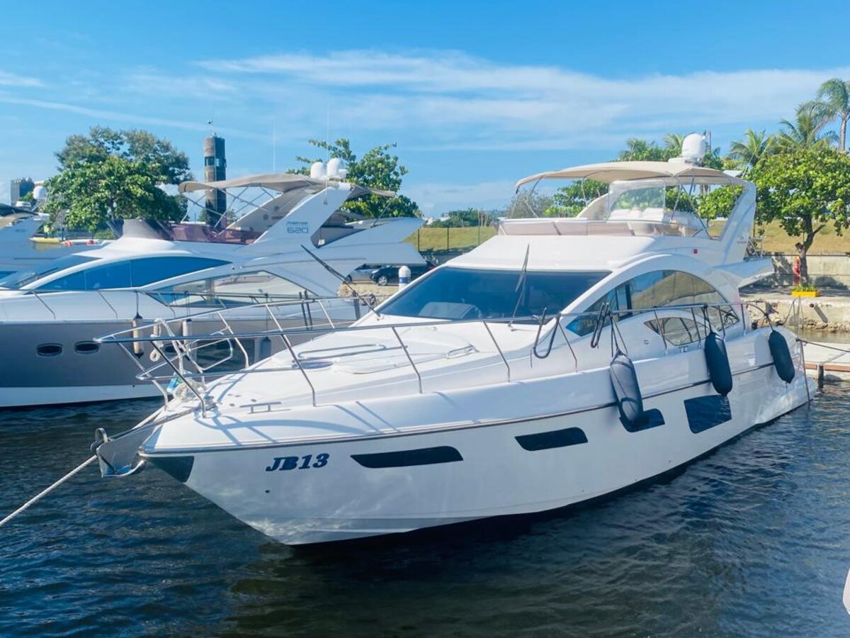 Intermarine 60 Fly - Vista lateral exterior na marina