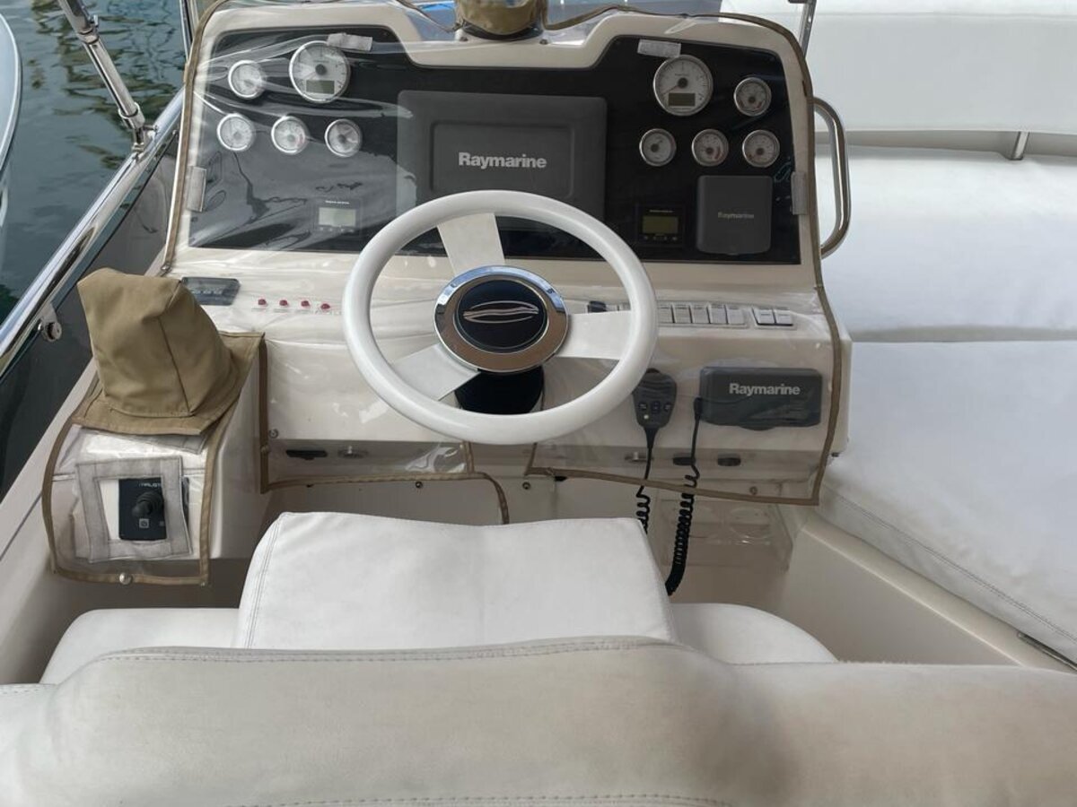 Intermarine 60 Fly - Comando do flybridge com Raymarine