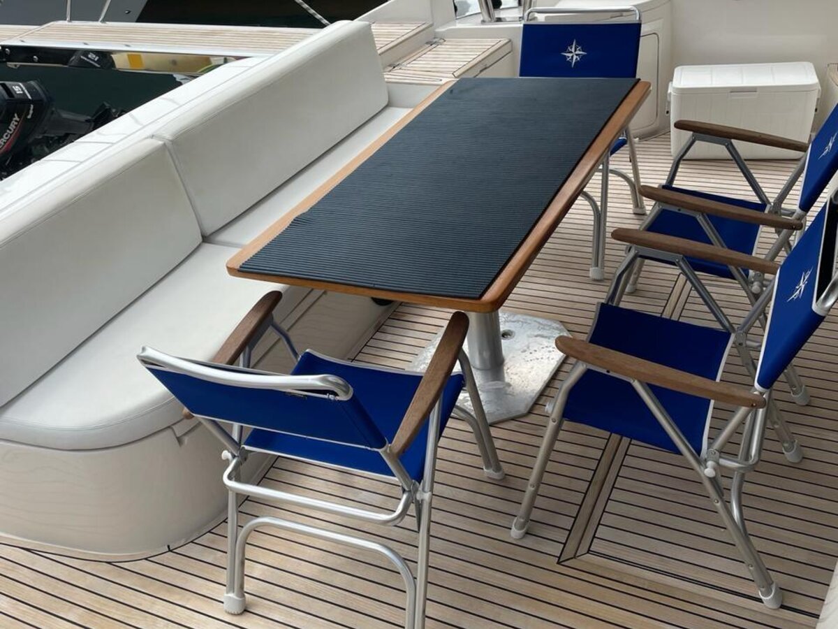 Intermarine 60 Fly - Deck de popa com mesa de jantar