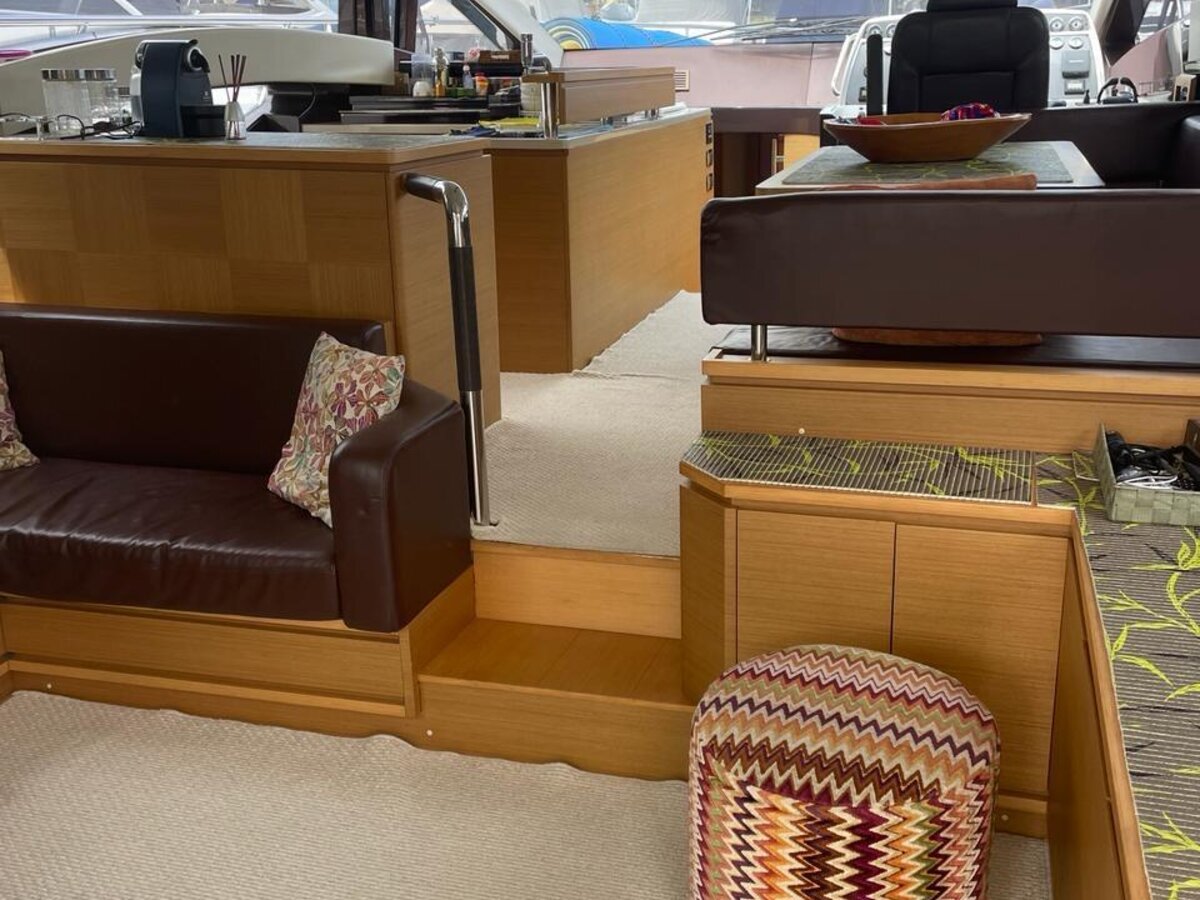 Intermarine 60 Fly - Salão interno com comando