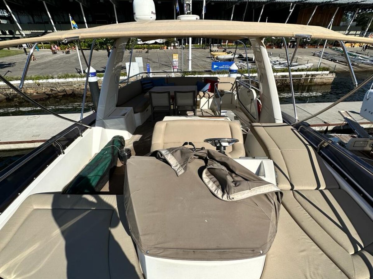 Prestige 60 - Flybridge vista geral de trás