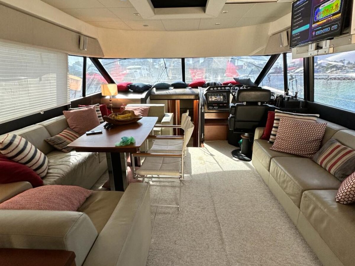 Prestige 60 - Salão com sofás, TV e helm interno