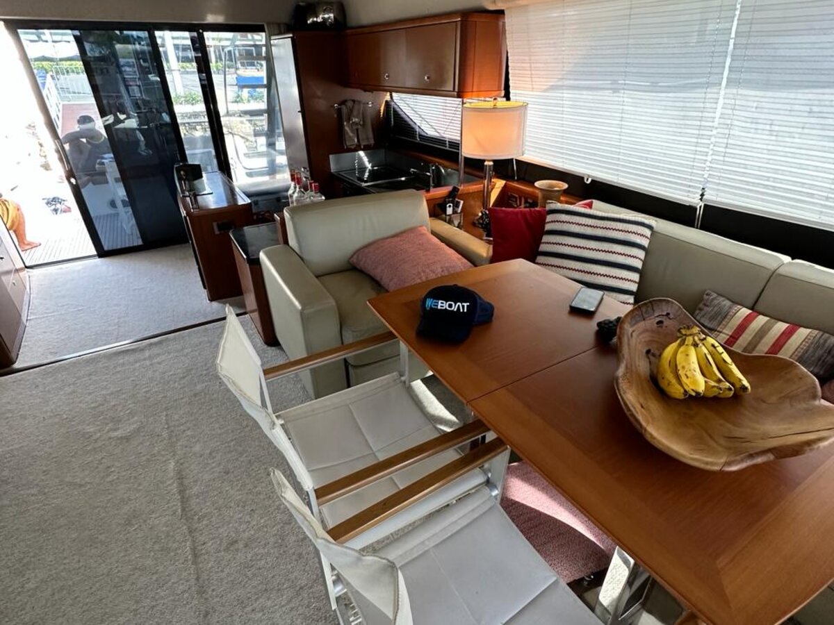 Prestige 60 - Salão com mesa de jantar e galley