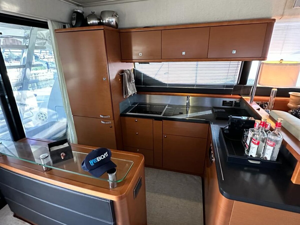 Prestige 60 - Galley com geladeira e bancada