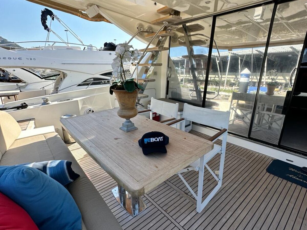 Prestige 60 - Deck de popa com mesa e boné WeBoat