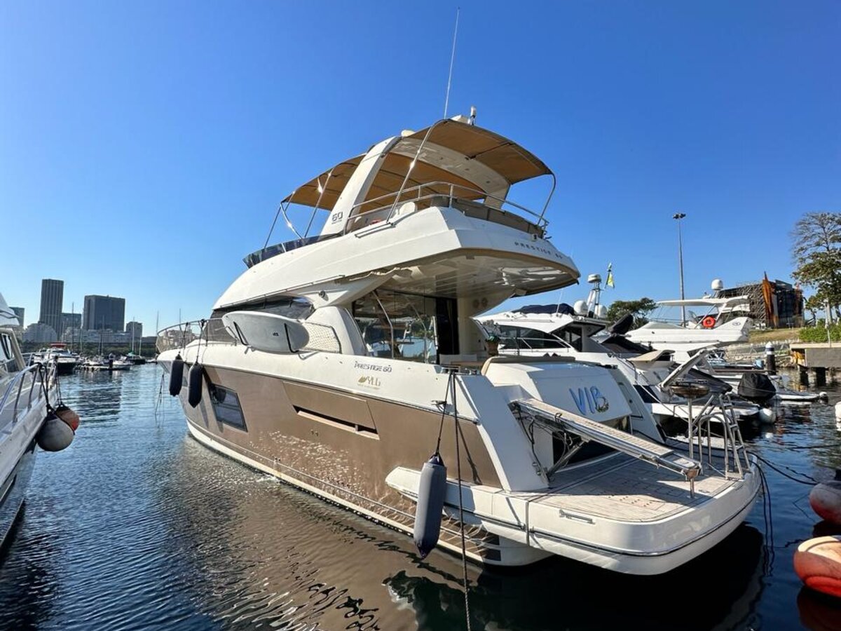 Prestige 60 - Vista exterior 3/4 com skyline do Rio