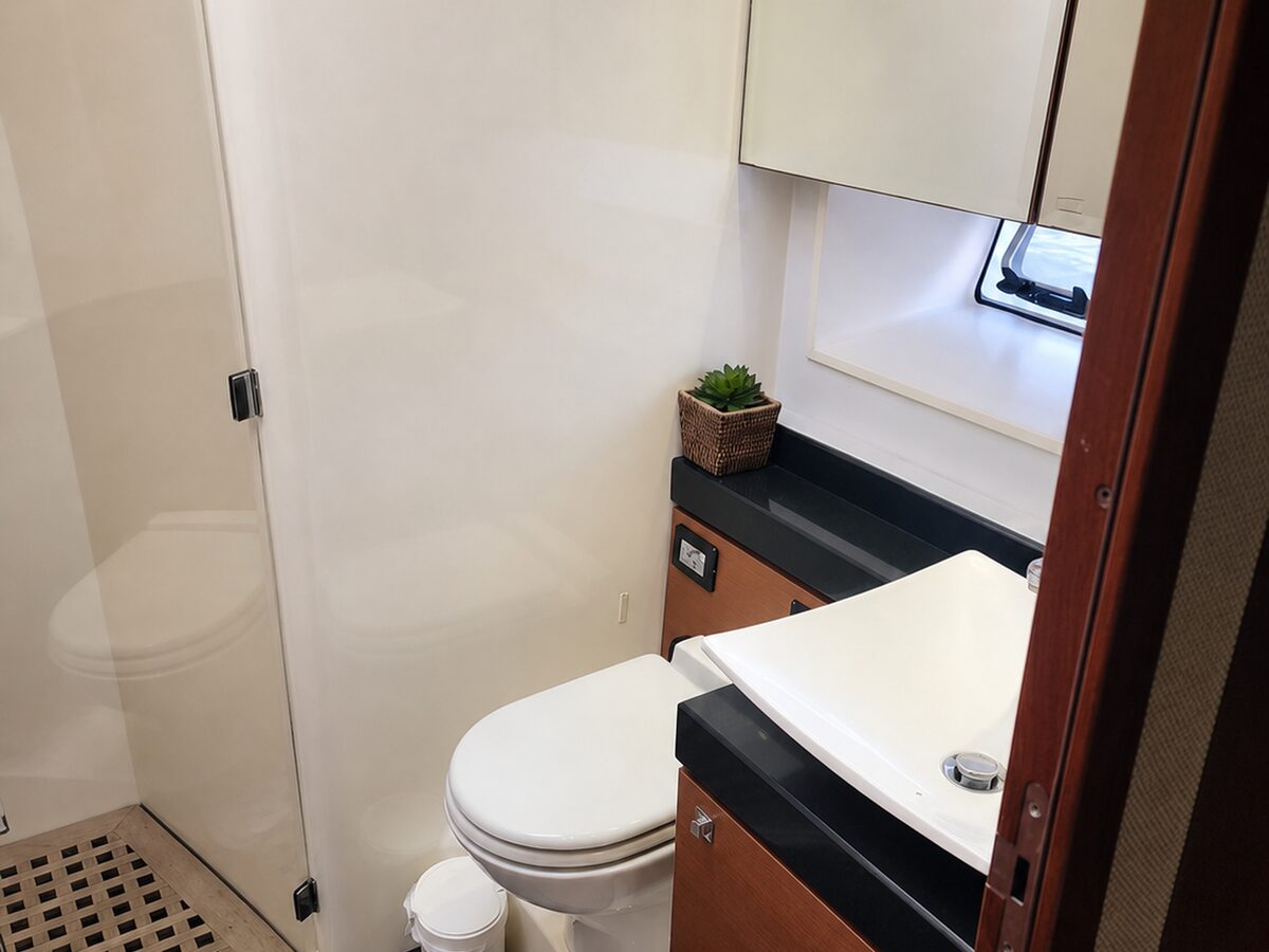 Prestige 60 - Banheiro com pia e box