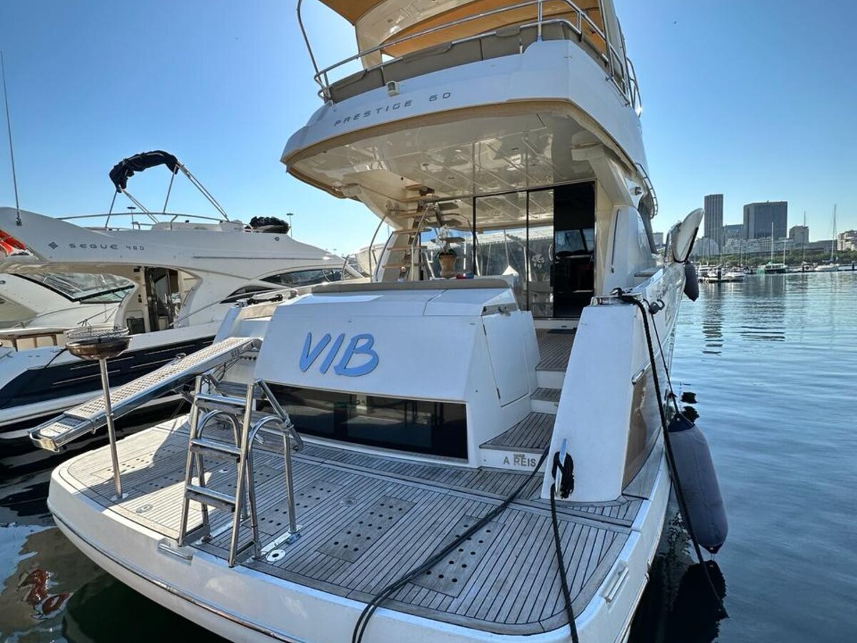 Prestige 60 - Popa centralizada com deck em teca