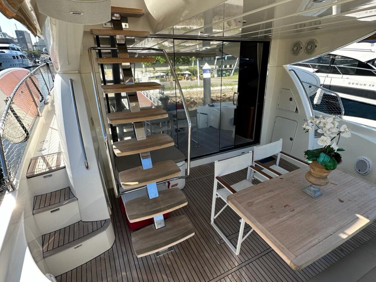 Prestige 60 - Deck com escada para flybridge