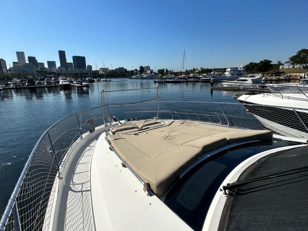 Prestige 60 - Proa com sunpad e vista da cidade