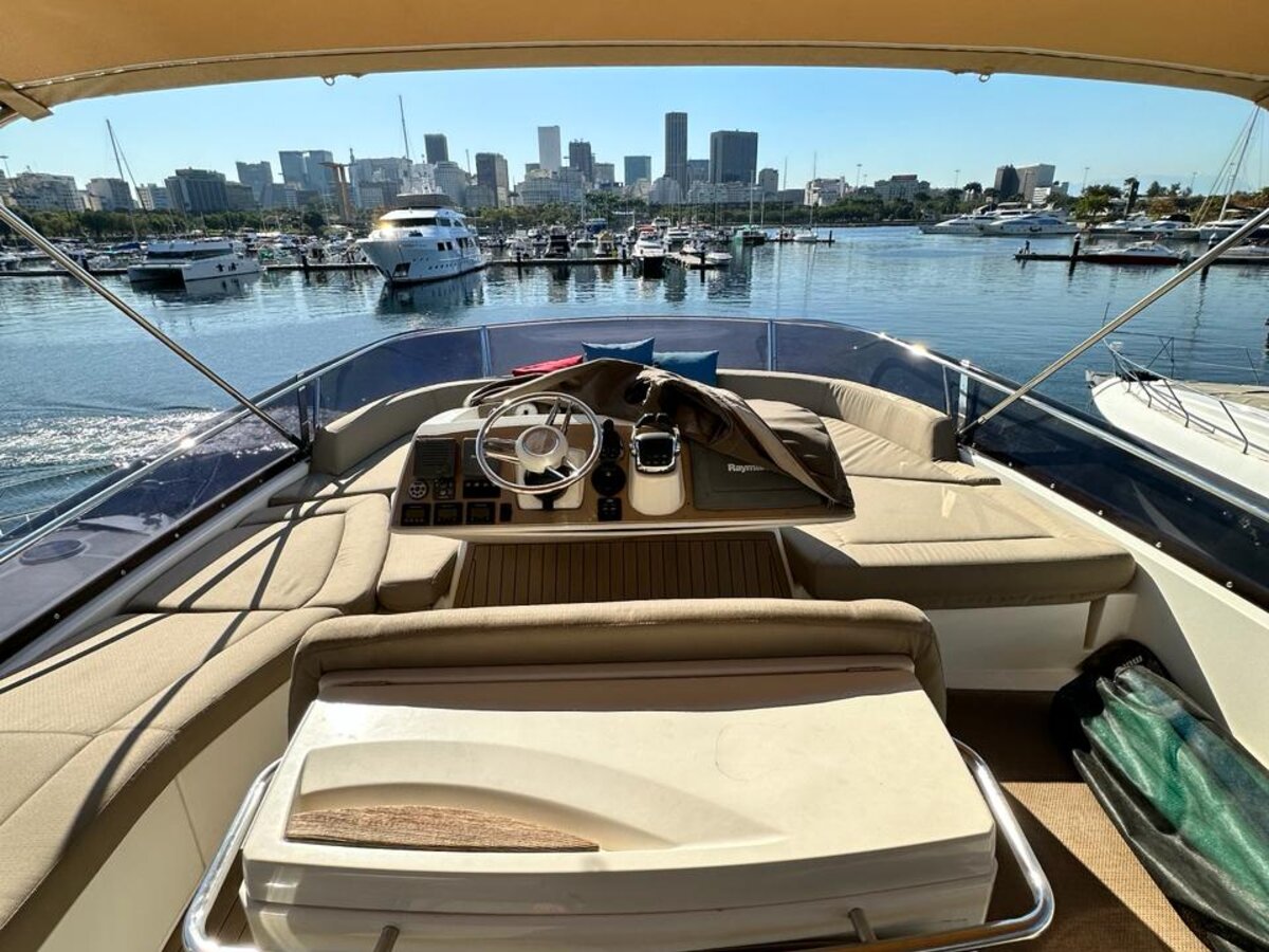 Prestige 60 - Flybridge com helm e vista panorâmica