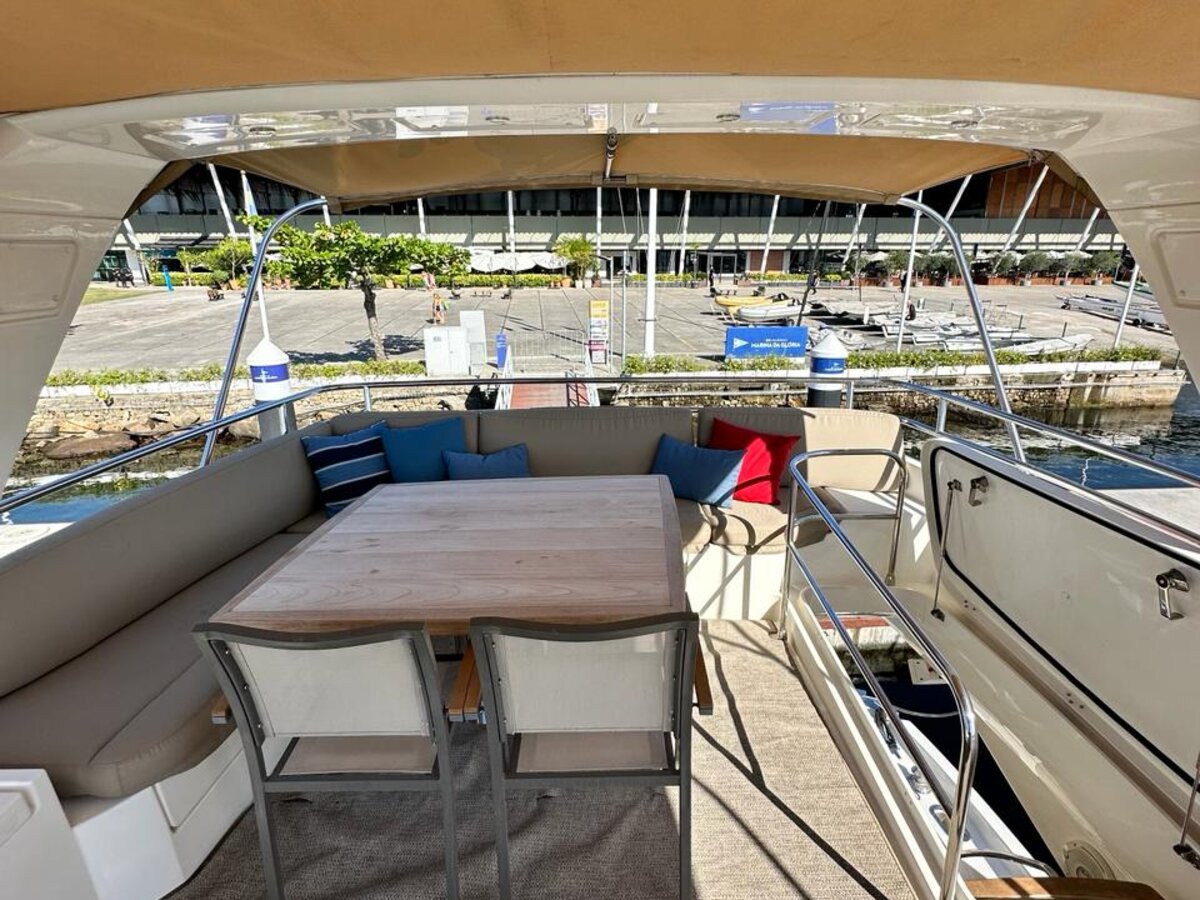 Prestige 60 - Flybridge área de jantar