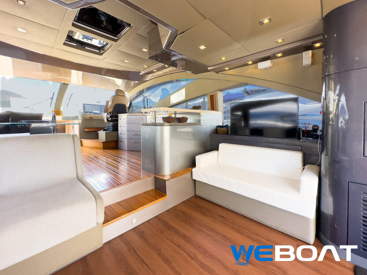 Schaefer 62 Fly - Salão com TV e sofá