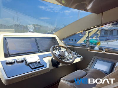 Schaefer 62 Fly - Painel de comando com telas Simrad