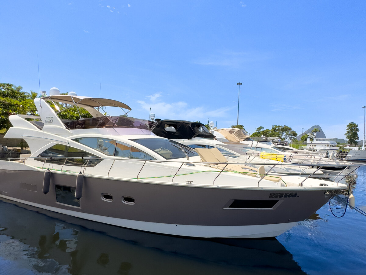 Schaefer 62 Fly - Vista exterior na marina