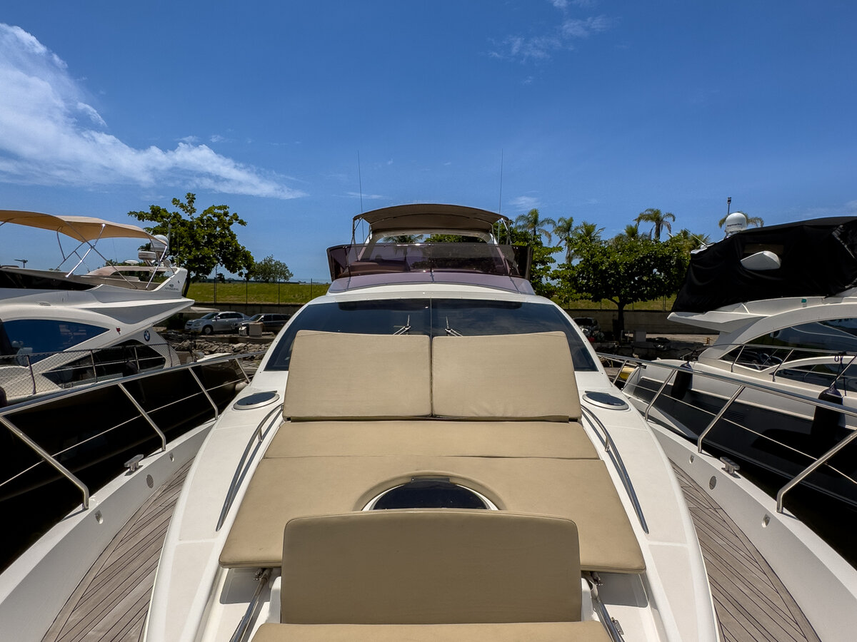 Schaefer 62 Fly - Solário na proa com almofadas