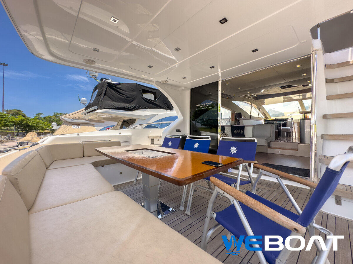 Schaefer 62 Fly - Cockpit com mesa de jantar e cadeiras