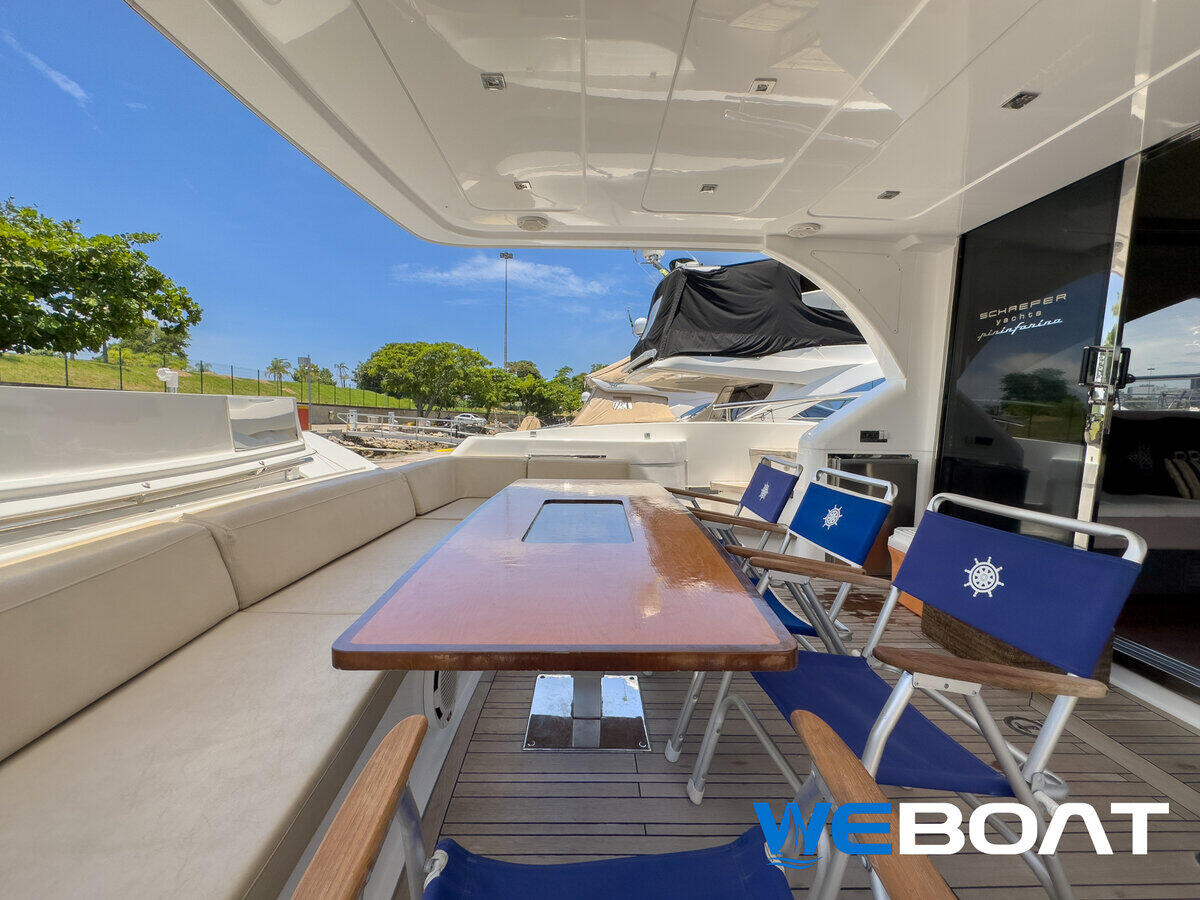 Schaefer 62 Fly - Popa com mesa e logo Schaefer Yachts