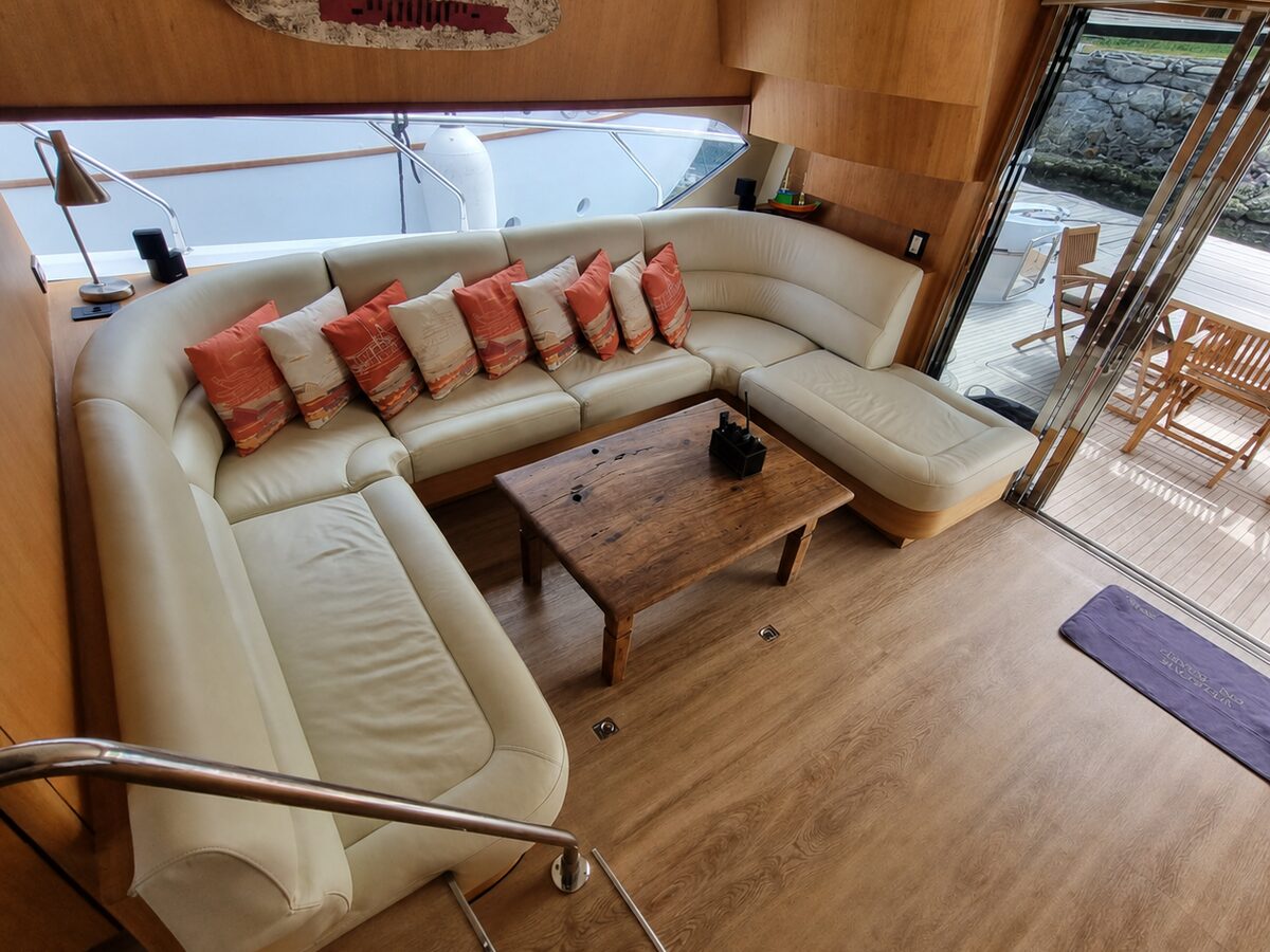 Schaefer 72 Fly - Sala com sofá em U e mesa de centro