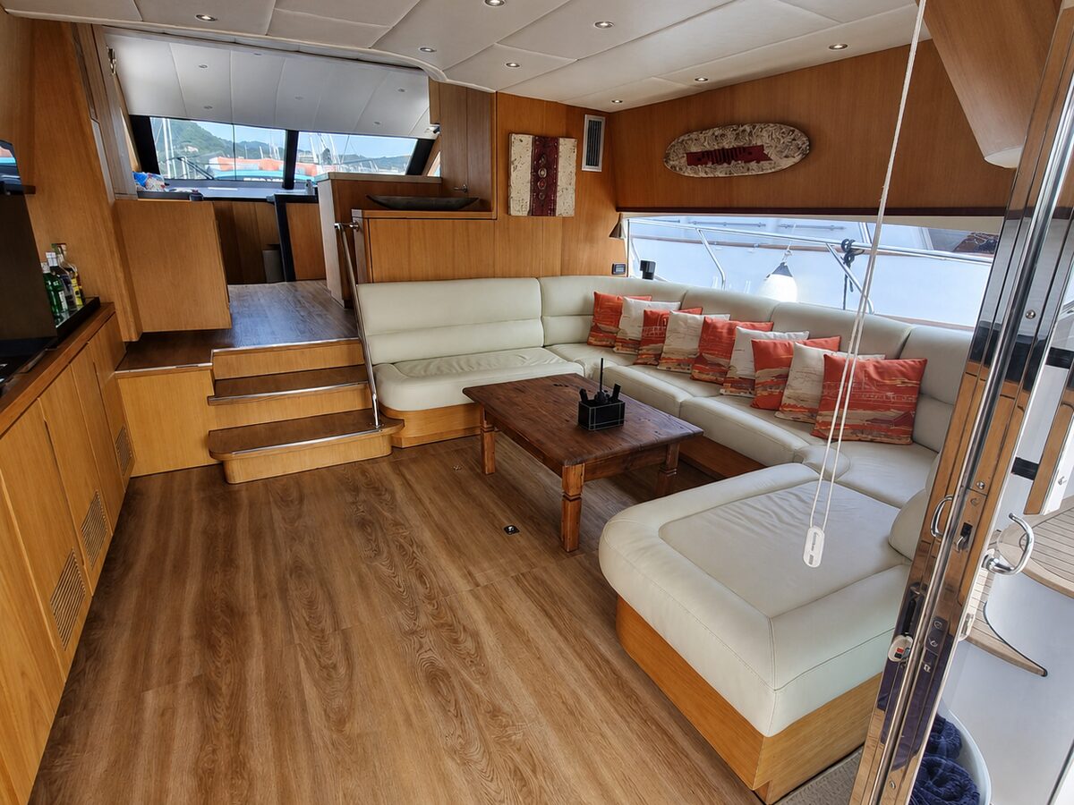 Schaefer 72 Fly - Salão interno com vista para a popa