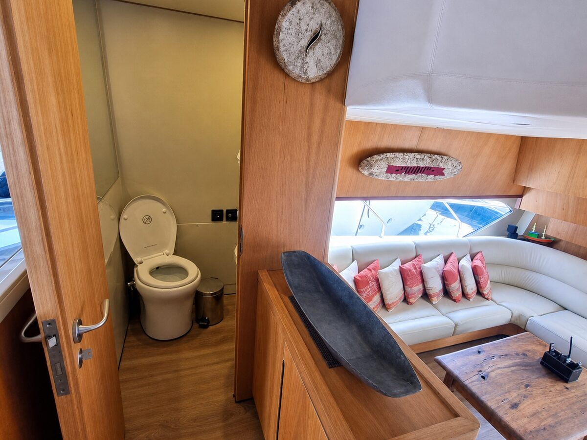 Schaefer 72 Fly - Sala de estar com lavabo social