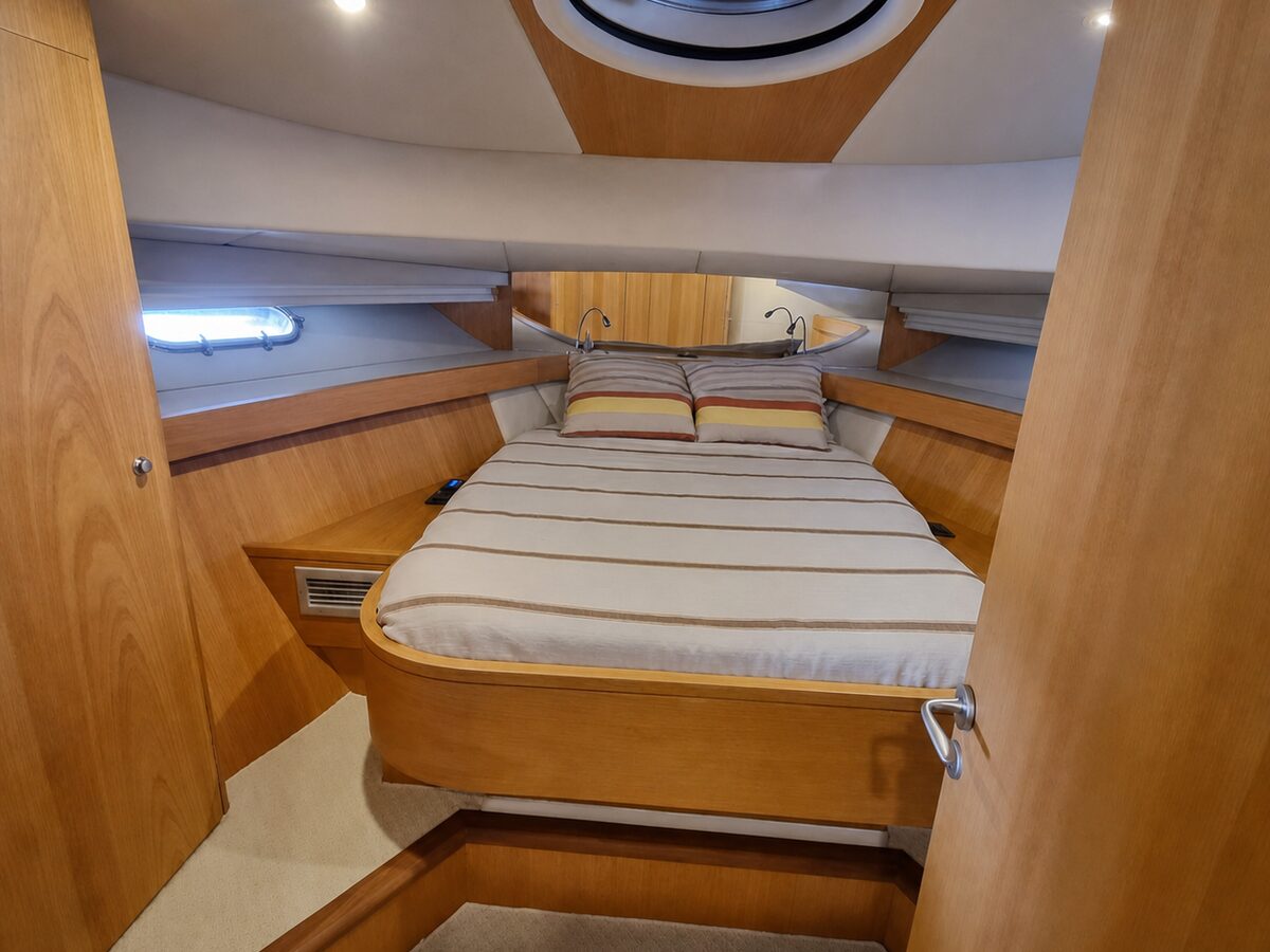 Schaefer 72 Fly - Cabine de proa com claraboia