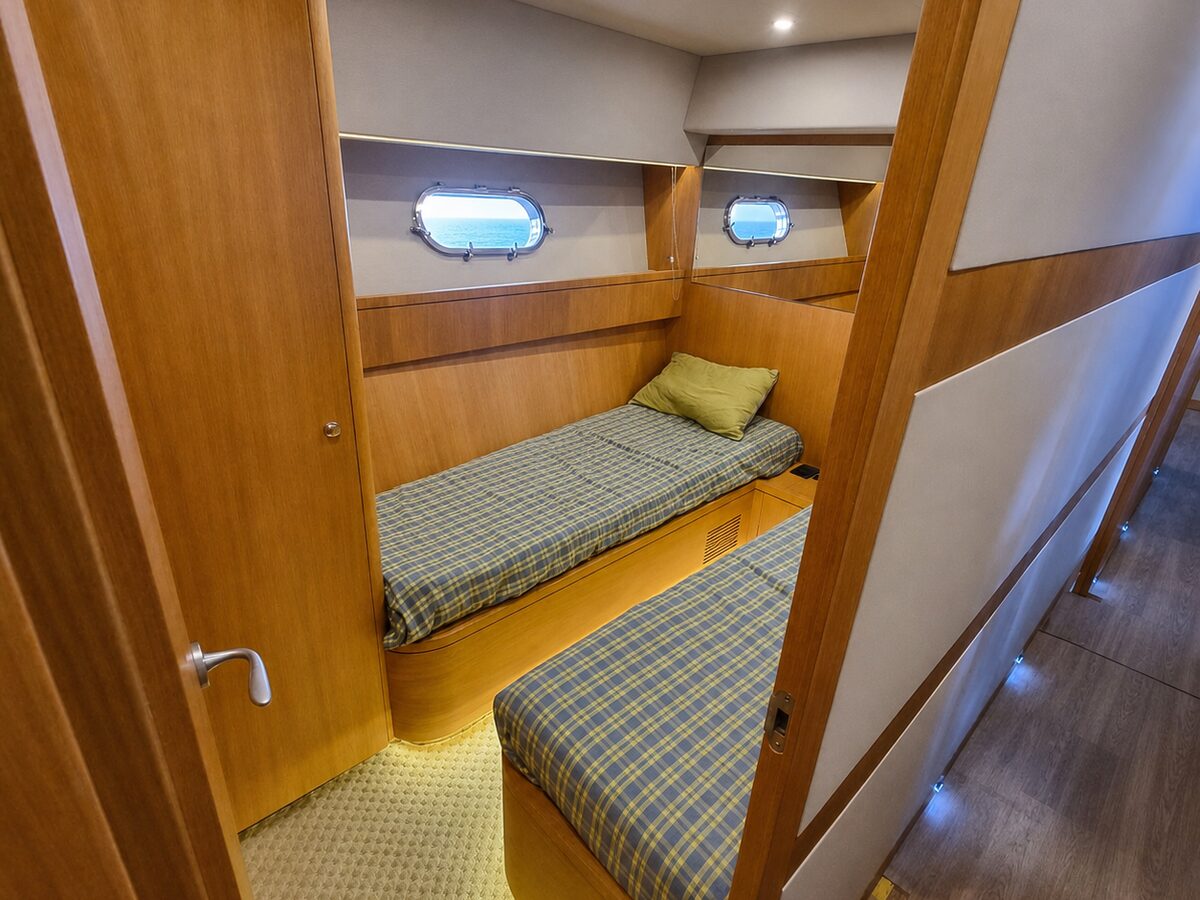 Schaefer 72 Fly - Cabine com duas camas