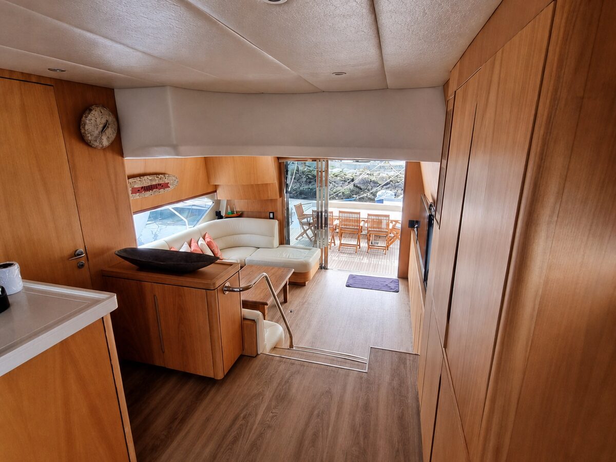 Schaefer 72 Fly - Corredor interno de acesso às cabines