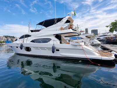Iate Schaefer 72 Fly atracado na Marina da Glória