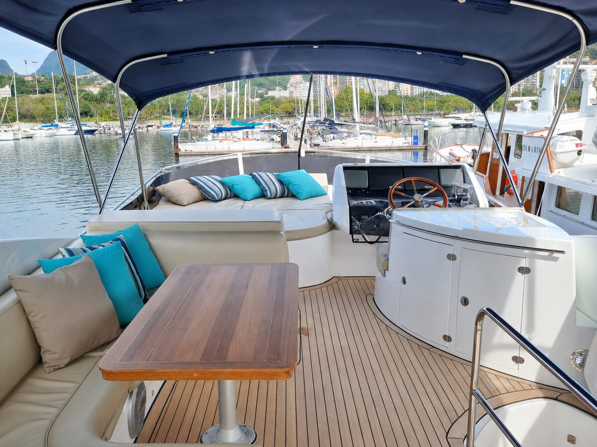 Schaefer 72 Fly - Flybridge com mesa e vista panorâmica