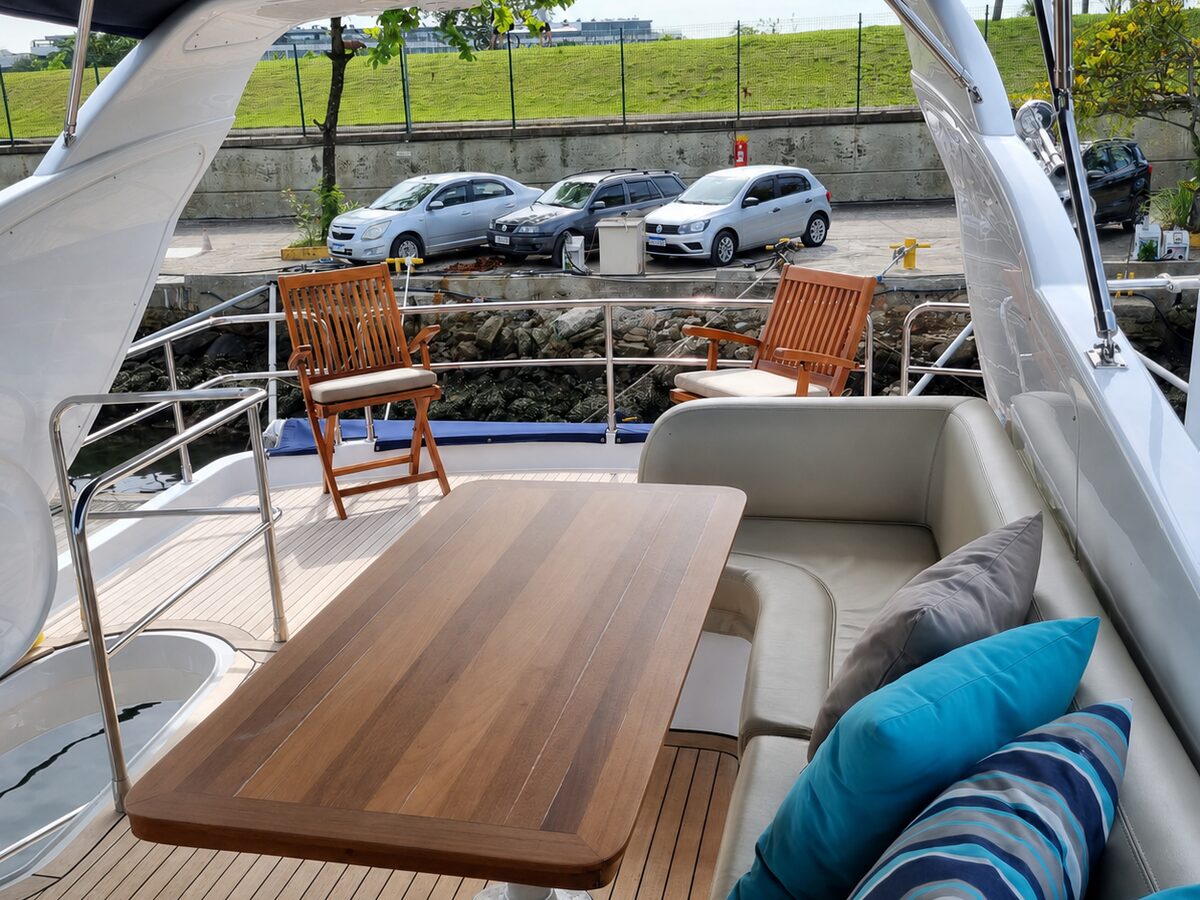 Schaefer 72 Fly - Flybridge com lounge e almofadas