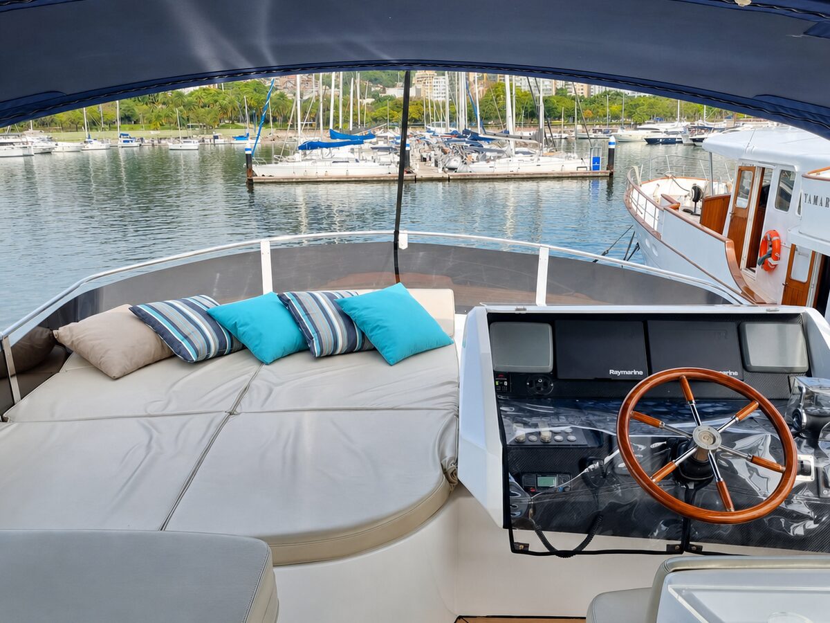 Schaefer 72 Fly - Flybridge com sofá e posto de comando