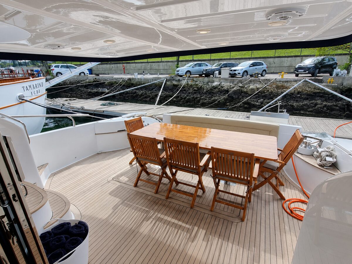 Schaefer 72 Fly - Cockpit com mesa e cadeiras de madeira