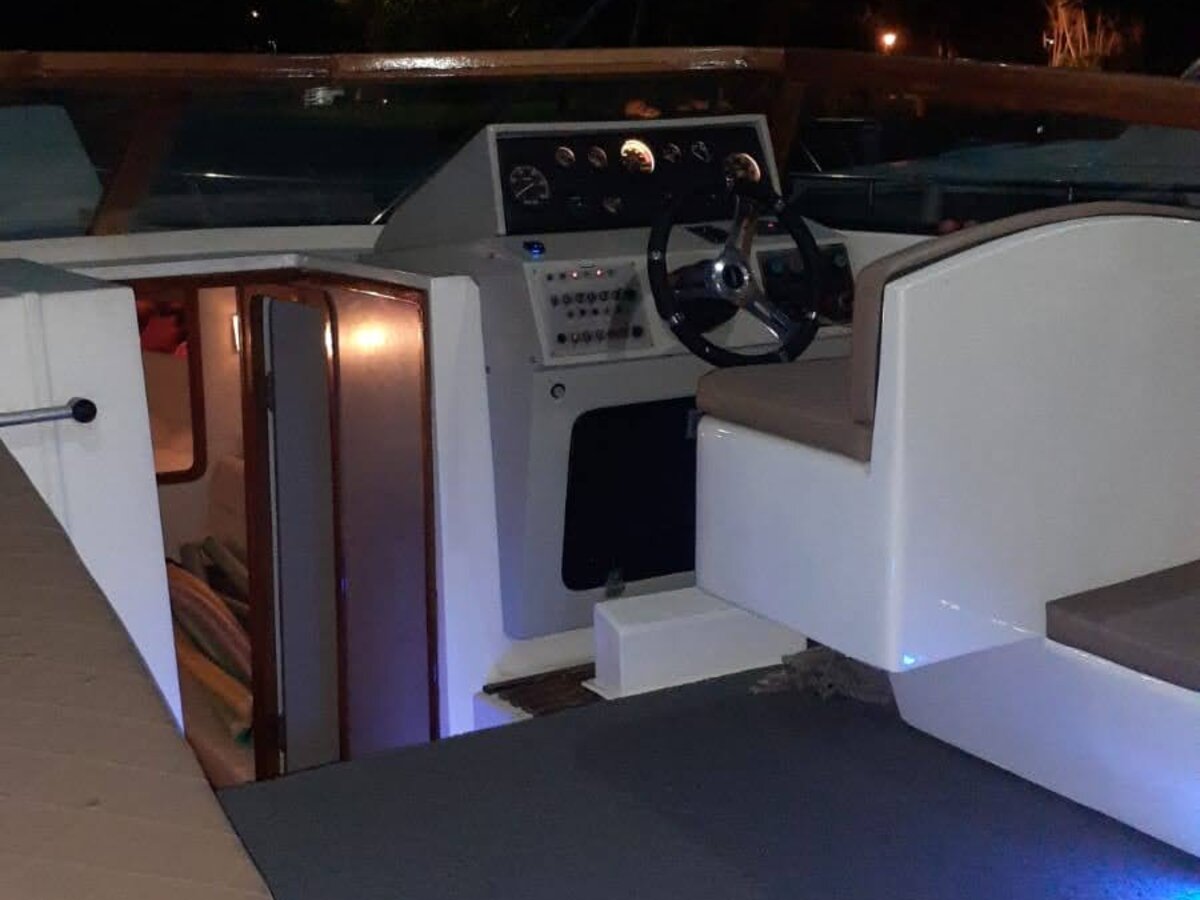 WeBoat Rival 36 - Painel de comando à noite com LED azul