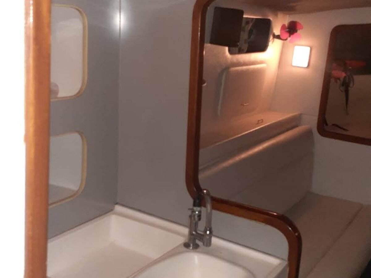 WeBoat Rival 36 - Banheiro com pia