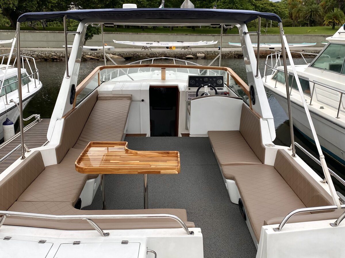 WeBoat Rival 36 - Deck com sofás e mesa de teca