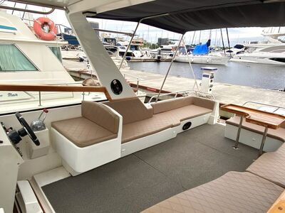 WeBoat Rival 36 - Área de lounge com bimini