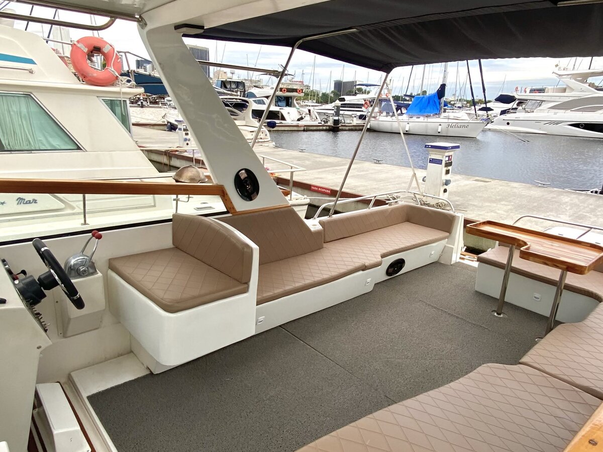 WeBoat Rival 36 - Área de lounge com bimini