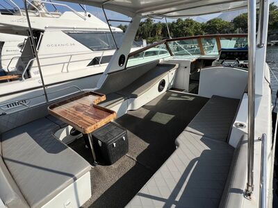 WeBoat Rival 36 - Deck superior com mesa e assentos
