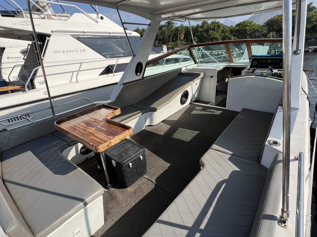 WeBoat Rival 36 - Deck superior com mesa e assentos