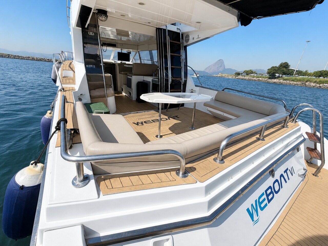 WeBoat 420 - Praça de popa com deck em teca