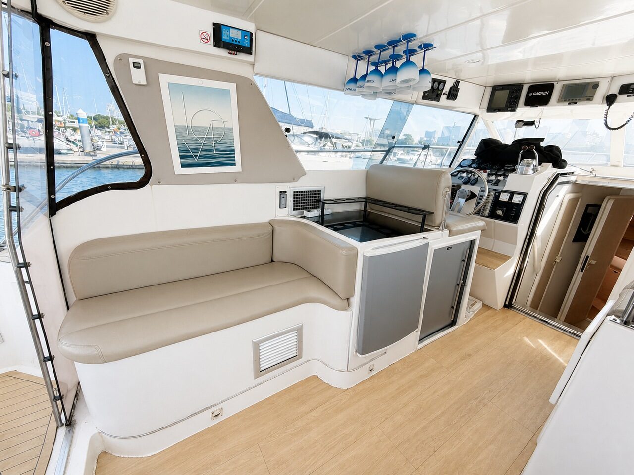 WeBoat 420 - Salão interno com sofá e mesa