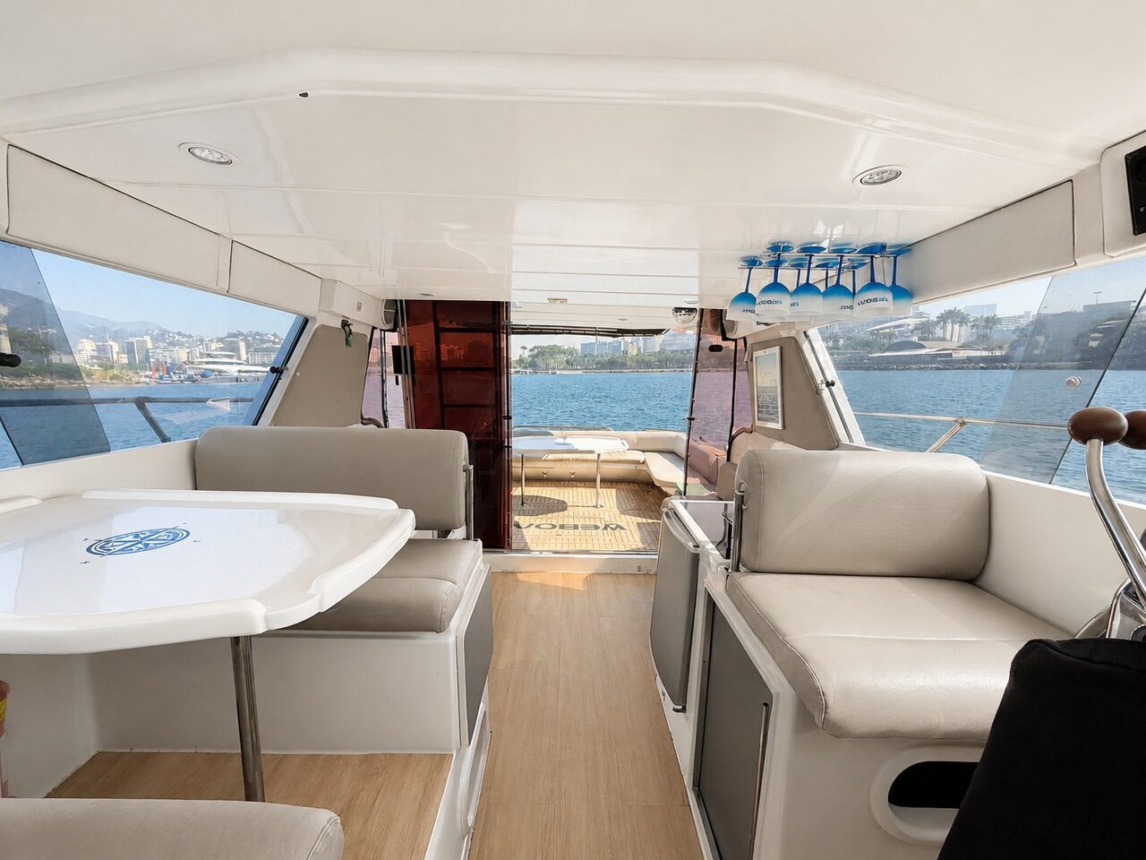 WeBoat 420 - Salão com mesa de jantar