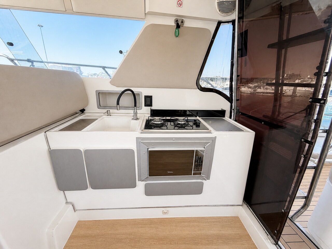 WeBoat 420 - Cozinha com cooktop e forno